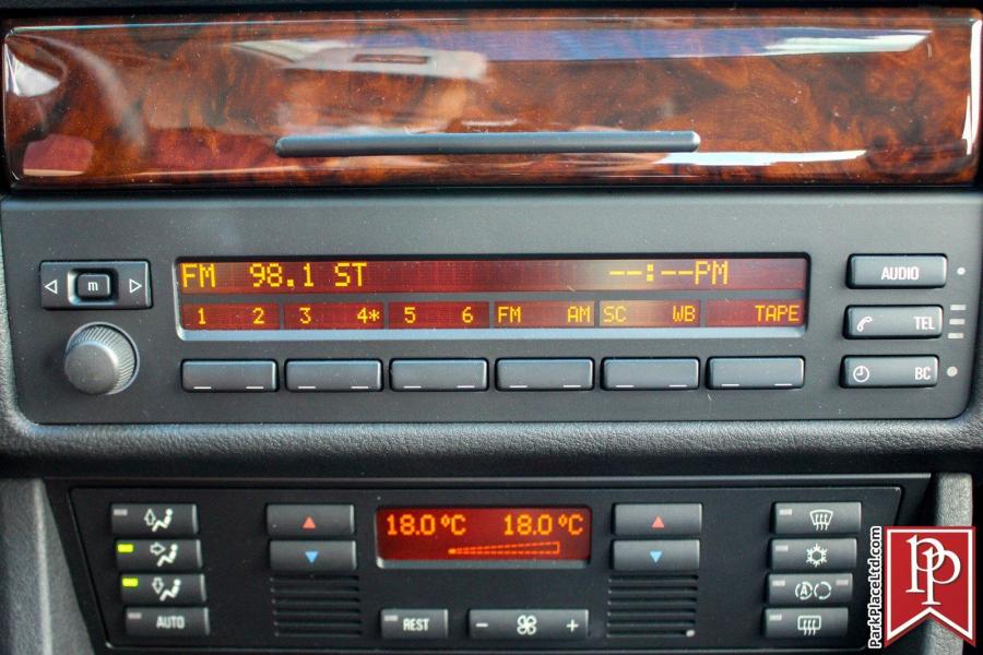 Детали интерьера BMW 540i Sedan (E39) 1998 года  (фото 24 из 50)